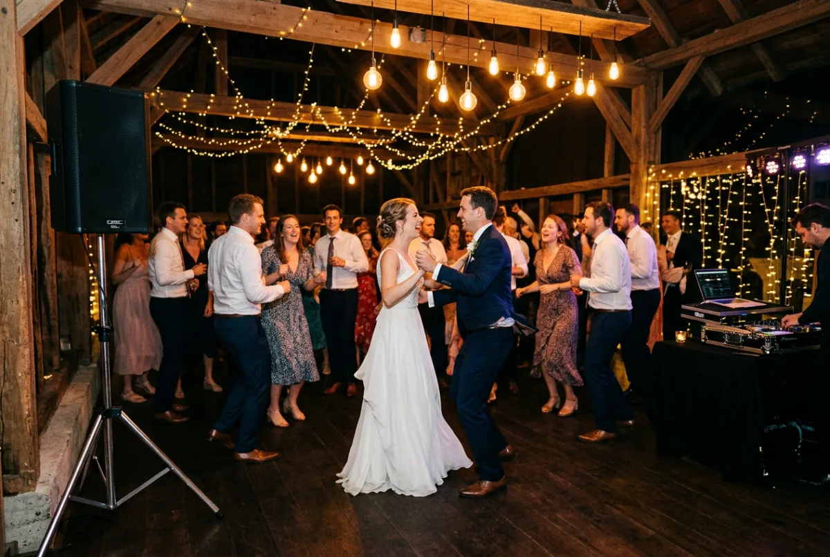Réception de mariage avec lumières d'ambiance