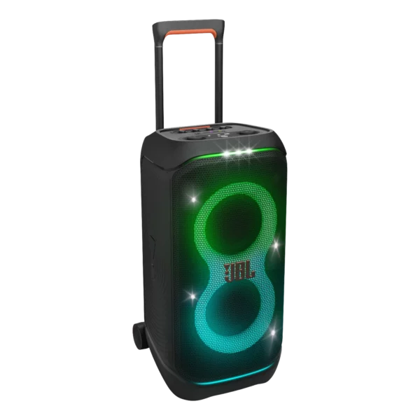 JBL PartyBox Stage 320 allumée en lumière RGB verte, vue 3/4 avec roulettes et poignée téléscopique — location à Lausanne — AirSound